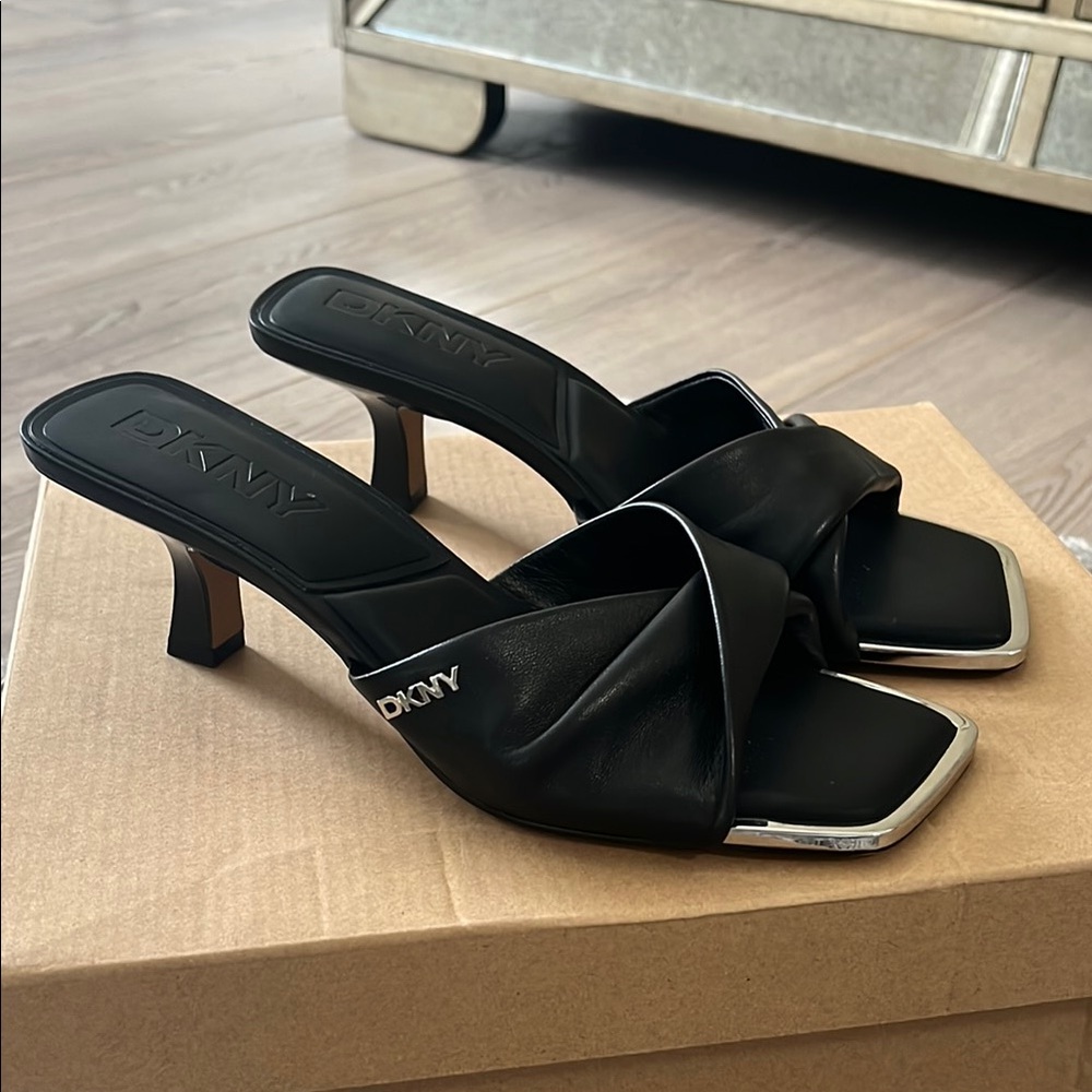 DKNY BLACK TWIST KITTEN HEELS - LIKE NEW